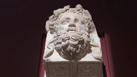 Close-up shot of the marble head sculpture Hellenistic carvings of a deity Vídeos de archivo 340154972