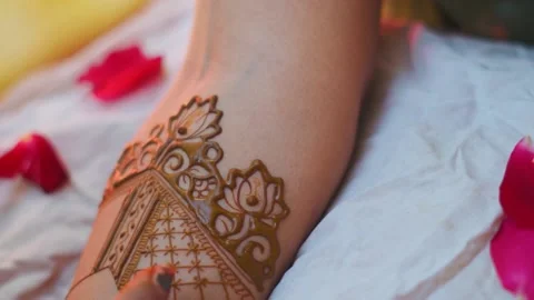 Bride Gets Peacock Mehandi Tattoo On Her Leg By Mehndi Artist High-Res  Stock Photo - Getty Images
