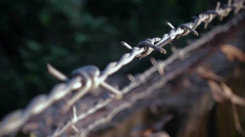 Close up shot of a moving barbed wire. Vídeos de archivo 171857935