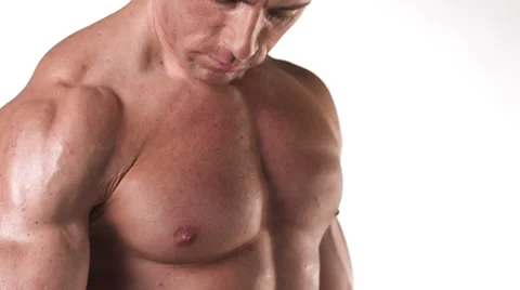 Close up shot of a muscular bodybuilder doing dumbbell curls Vídeos de archivo 33837164