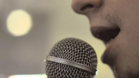 A close shot of narrator/commentator speaking his mind into a mic. 動画素材 88533185