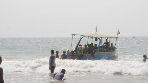 Close shot of ocean waves collision with boat Video stock 151846662