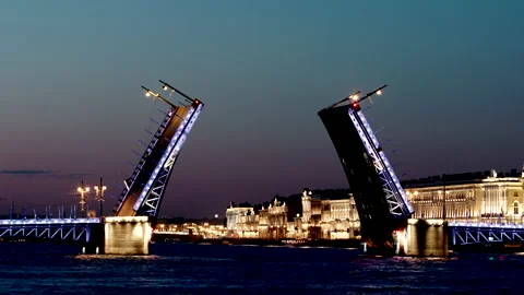 Close shot of opened illuminated Palace Bridge and buildings in the night Vídeo Stock 150987628