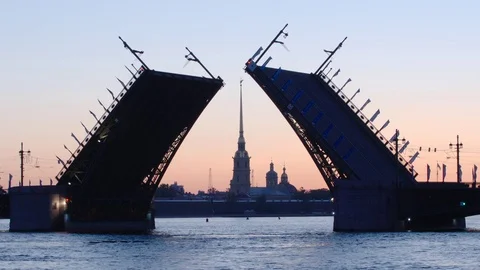 Close shot of opening of Palace Bridge early morning - St. Petersburg, Russia Видео 85007650