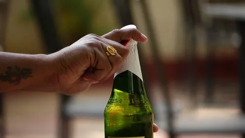 Close shot of opening wine bottle with the help of bottle opener Vídeo Stock 148267046