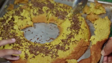 Close-up shot of a person using a metal spoon to slice and serve a golden r.. Vídeos de archivo 338224921