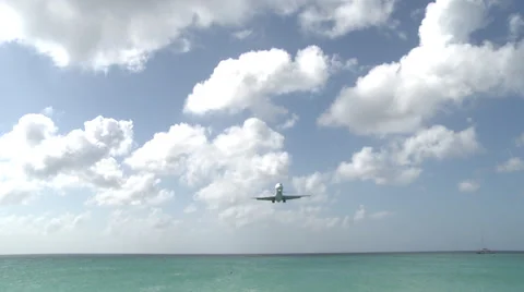 Close up Shot of Plane Flying Directly Overhead 스톡 동영상 33466796