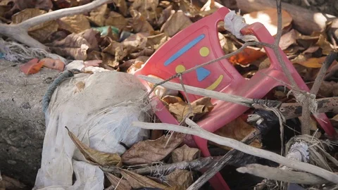 Close up shot of polluted terrain with plastic chair and garbage, Guanabara bay Vidéo 123737196