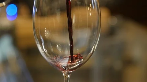 Close up shot of pouring an excellent red wine in a glass Vidéo 104130854