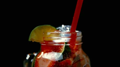 CLOSE UP SHOT ROTATING LIME STRAWBERRY SODAWATER IN JAR 動画素材 93971586