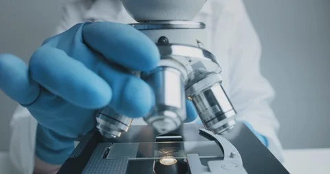 Close up shot of the scientist studies examining of test sample under the Vídeos de archivo 121616225