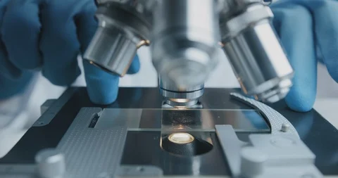 Close up shot of the scientist studies examining of test sample under the Vídeo Stock 121617694
