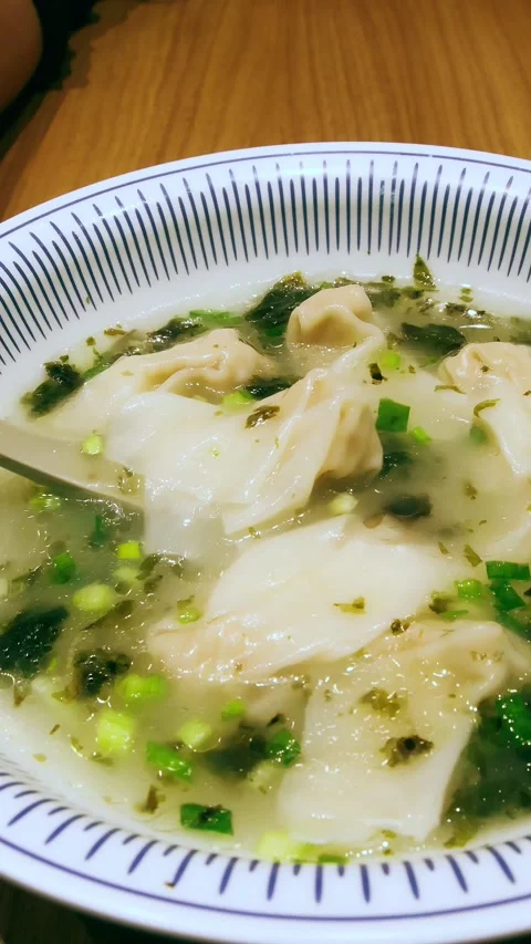 Close up shot of scooping a spoonful of wonton soup Stock Footage 332596628