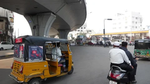Close shot of scooty riders without helmet, View of an Indian Auto rickshaw Vidéo 147685149