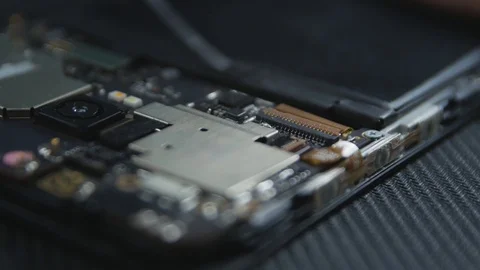 Close-up shot showing the process of cell phone repairing. Hands of repairer  Vídeos de archivo 113398374