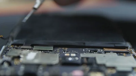 Close-up shot showing the process of cell phone repairing. Hands of repairer  Vidéo 113398533