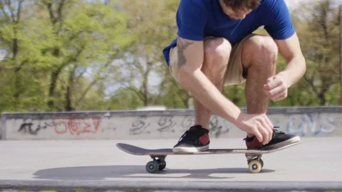 Close up shot of a skateboarder doing a kick flip, in slow motion 库存影片 74897181