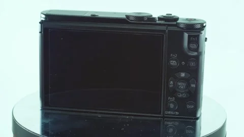Close up shot of a small black pocket camera, aluminiaum built, function 스톡 동영상 230140211