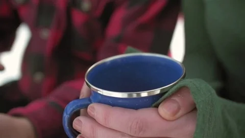 Close up shot of someone pouring some hot coffee Vídeo Stock 83613812