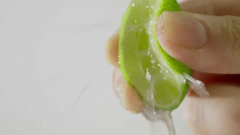 Close-up shot Squeezing Lime Vídeo Stock 157670439