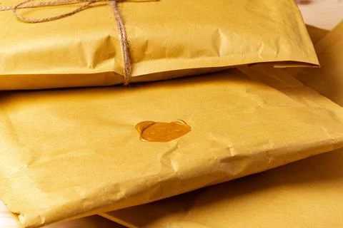 Close up shot of stack of padded mailing envelopes Foto stock