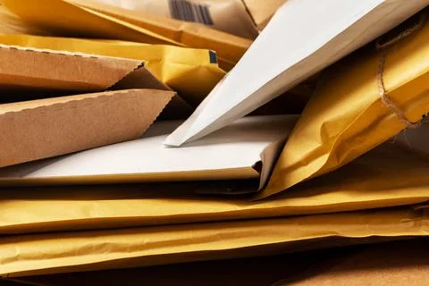 Close up shot of stack of padded mailing envelopes Foto stock