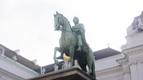 A close up shot of the statue in front of Parlamento Hofburg in Vienna. Vidéo 181055605