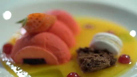 Close up shot of the sweet macaron desert on a white plate 動画素材 100675313