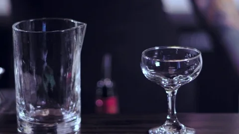 Close up shot of a tattooed bartender preparing a mixed drink 스톡 동영상 82985485