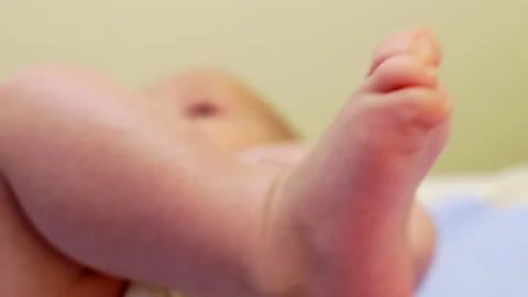 Close Up Shot of Tiny Foot of Newborn Baby Vidéo 138116284
