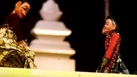 Close up shot of two wayang golek puppet characters interacting on stage du.. Stockbeeldmateriaal 344797360