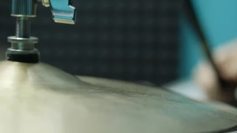 Close up shot of vibrating hi-hat cymbal and unfocused drummer at the background 스톡 동영상 90284369