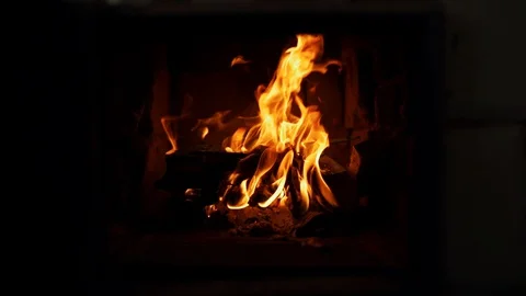 Close-up shot of warm cozy burning fire in a brick fireplace. Slow motion Vídeos de archivo 130167106