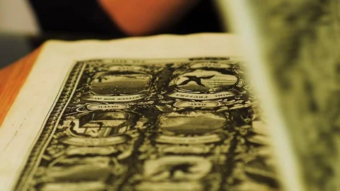 Close up shot of woman's hand reading an ancient book, dolly shoot Vídeo Stock 85684910