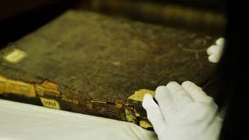 Close up shot of woman's hand reading an ancient book, dolly shoot 스톡 동영상 85685850