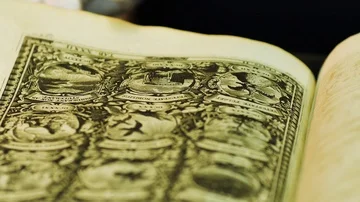 Close up shot of woman's hand reading an ancient book, dolly shoot 스톡 동영상 85686266