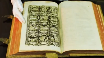 Close up shot of woman's hand reading an ancient book, dolly shoot Vídeo Stock 85686334