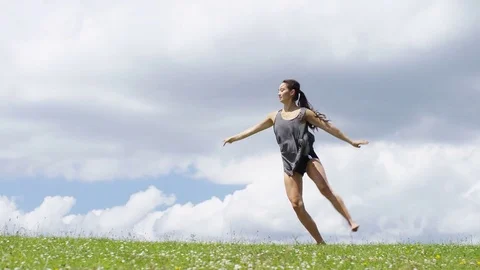 Close shot of a young dancer dancing in nature outdoors, in slow motion 스톡 동영상 76923883