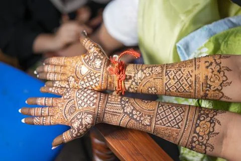 Close-up shots of an Indian bride getting henna/Mehendi or mehndi done 스톡 사진