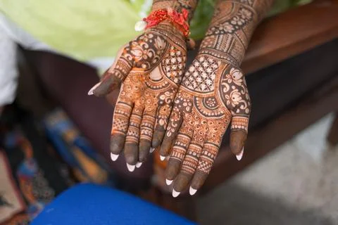 Close-up shots of an Indian bride getting henna/Mehendi or mehndi done Foto stock