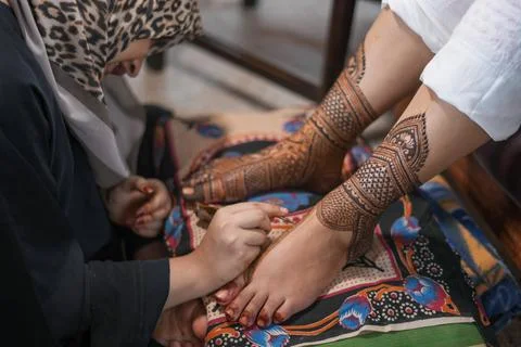 Close-up shots of an Indian bride getting henna/Mehendi or mehndi done Foto stock