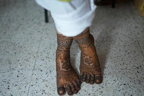 Close-up shots of an Indian bride getting henna/Mehendi or mehndi done Foto stock