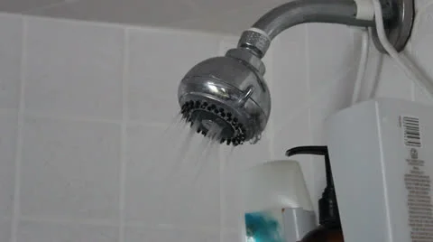 Close of Shower head Spraying Water Then Turned Off To Drip (43) Vidéo 24758815