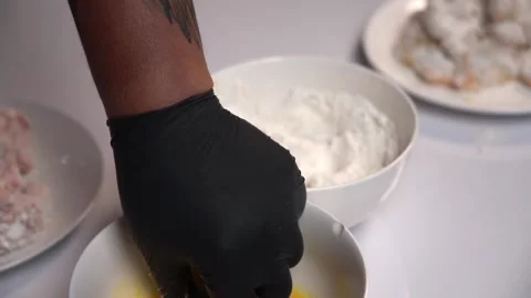 Close up Showing the method fried chicken homemade style. Видео 144170805