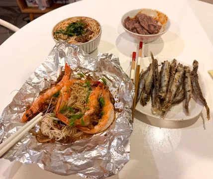 Close up on a shrimp prawn beef thin rice noodle spicy soup Stock-Fotos