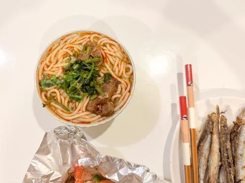 Close up on a shrimp prawn beef thin rice noodle spicy soup. Stock-Fotos