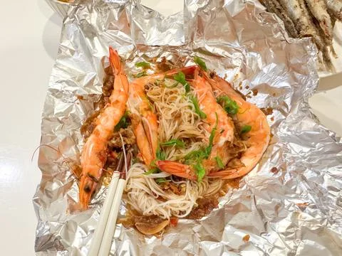 Close up on a shrimp prawn beef thin rice noodle spicy soup. Foto stock