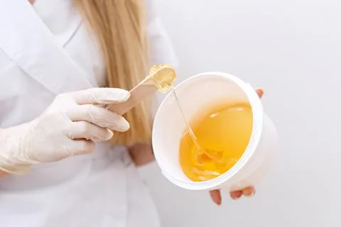Close-up of the shugaring paste in hand. leg depilation Foto stock