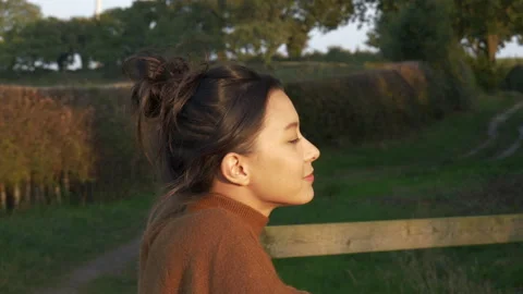 Close up side profile of attractive young woman at sunset Video stock 139917658