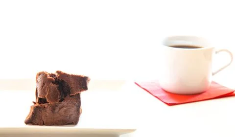 Close up side profile view of stacked dry brownies and defocused coffee with  Foto stock